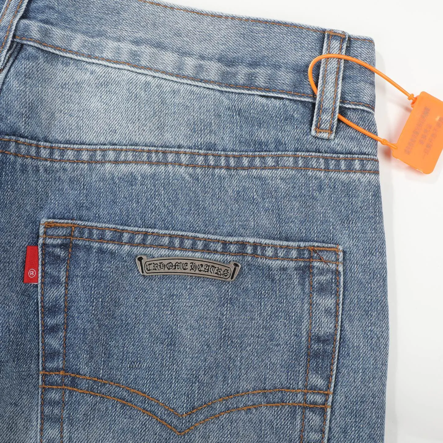 P260 Chromehearts washed blue starry sky crocodile patch leather jeans adopt starry sky theme leather elements, mostly presented in the shape of a cross, with glitter on the leather surface. Unique design, simple and elegant details, exquisite workmanship, the entire trousers are neatly routed, and the details are in place! Ceiling-level jeans, a pair that is hard to find at the counter. About Zangyin, this is an extremely luxurious fashion brand that can also be called the aristocrat of the high street. It has always been an exclusive brand for some hipsters or the rich second generation. It is more luxurious and noble than ordinary high streets. It is more fashionable and individual than luxury brands. Top heavy industry fashion design has always been created in high street luxury style. Speaking of this style, Zangyin family and GU family are definitely the leading representative brands, especially the Zangyin family's creation of high street style. It has really achieved a state-of-the-art effect. The color system of this model is made of unique washed materials. It is already quite eye-catching. It is decorated with pink patchwork cross flowers, which cleverly highlights the charm of the brand. Secondly, this model adopts a classic high-waist cutting design, which highlights the long legs and fashionable temperament of the upper body. The brand is highly recognizable and the slim-fitting configuration is more suitable for daily wear. Personality, fashion, and specification interpretation are all at a glance. Needless to say, materials and craftsmanship. As an excellent craftsman brand, Zangyin’s requirements for details and craftsmanship are really perfect. The washed color of this model has gone through a lot of processes, not to mention the embellishment of the denim appliqués. It is also purely hand-made and sewn. Just like what they believe in, only hand-made things have soul and have the meaning of wearing. A top-notch heavy-duty fashionable denim item. Recommended by both hands. Size: 28/30/32/34/36 Waist: 73/78/83/88/93 Knee: 52/53.5/55/56.5/58 Pants length: 100/102/104/106/108